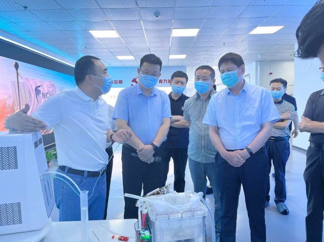 新鄉(xiāng)市工信局黨組書記杜家武局長宋光旭一行蒞臨我司在新研發(fā)生產(chǎn)基地調(diào)研