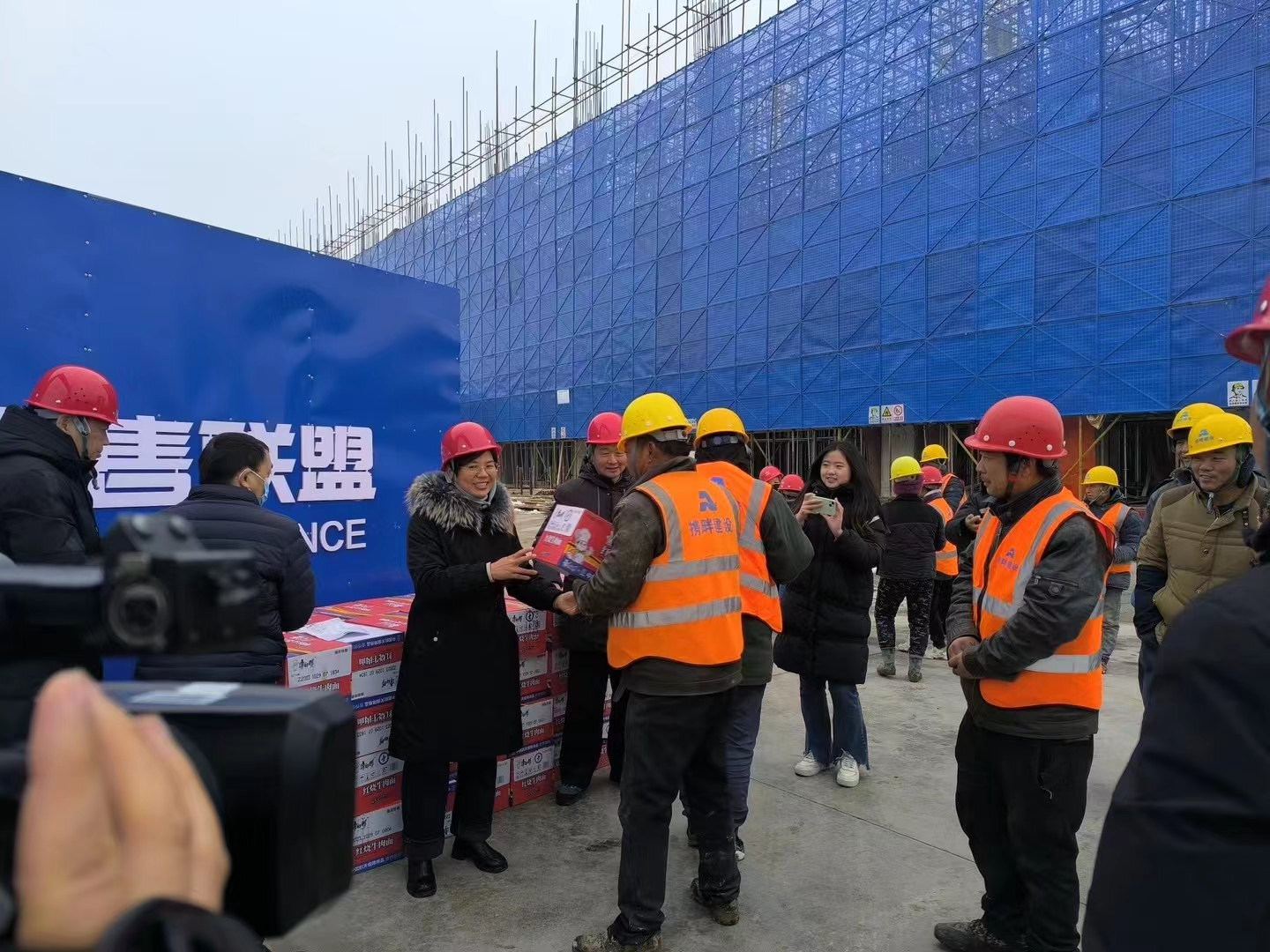 新鄉(xiāng)市總工會(huì)慰問(wèn)新零售產(chǎn)業(yè)園一線建筑工人