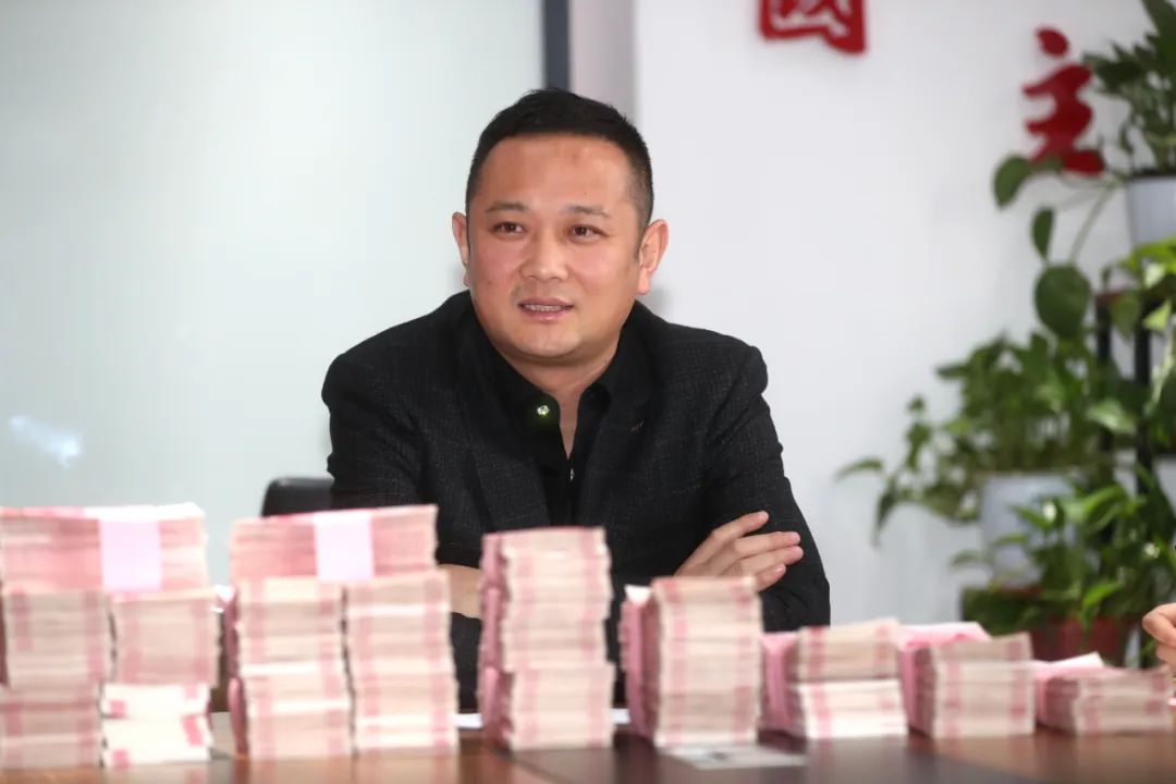 潑天富貴！新零售聯盟發放年終分紅，成捆現金直接拎走！